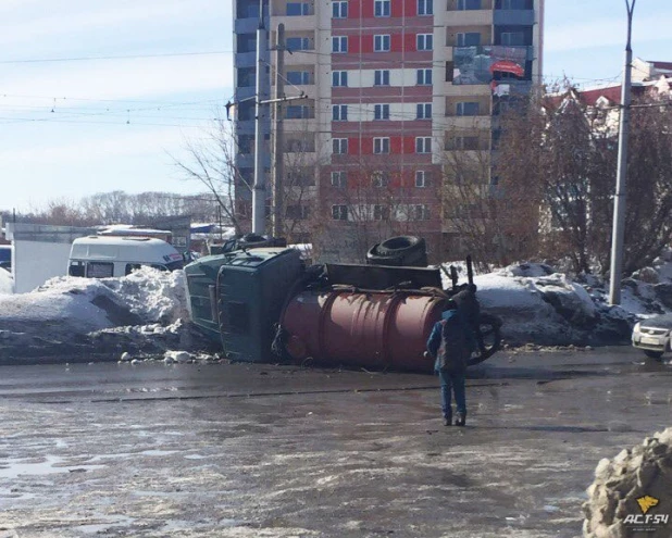 В Новосибирске перевернулась машина ассенизатора.