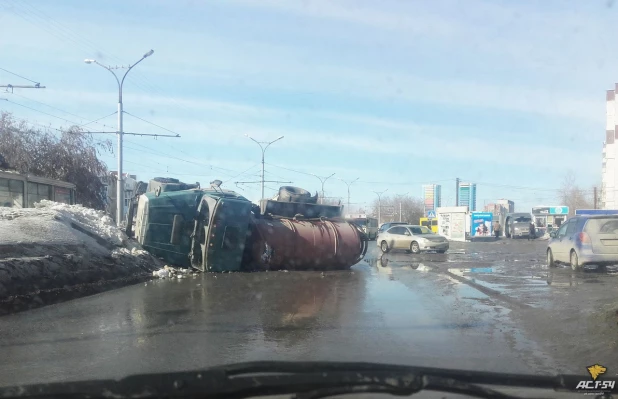 В Новосибирске перевернулась машина ассенизатора.