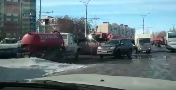 В Новосибирске перевернулась машина ассенизатора.