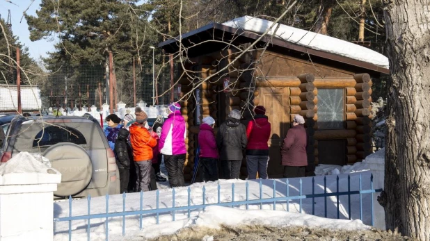 На закрытие лыжного сезона на "Трассе здоровья" пришло рекордное количество любителей активного отдыха. 19 марта 2017 года.