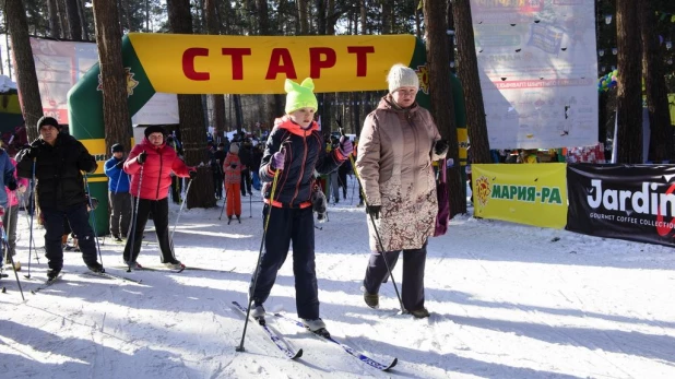 На закрытие лыжного сезона на "Трассе здоровья" пришло рекордное количество любителей активного отдыха. 19 марта 2017 года.