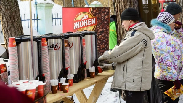 На закрытие лыжного сезона на "Трассе здоровья" пришло рекордное количество любителей активного отдыха. 19 марта 2017 года.