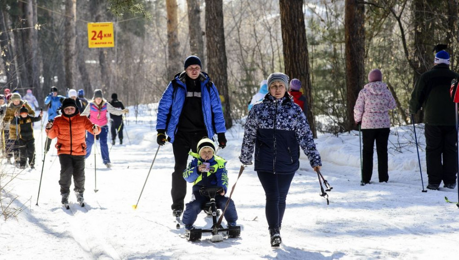 На закрытие лыжного сезона на "Трассе здоровья" пришло рекордное количество любителей активного отдыха. 19 марта 2017 года.