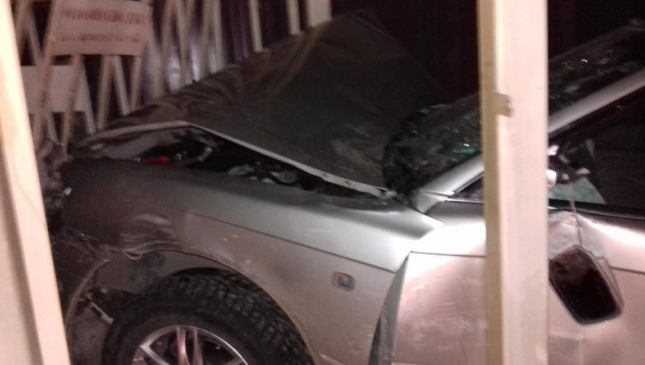 В Горно-Алтайске машина врезалась в газовую колонку.