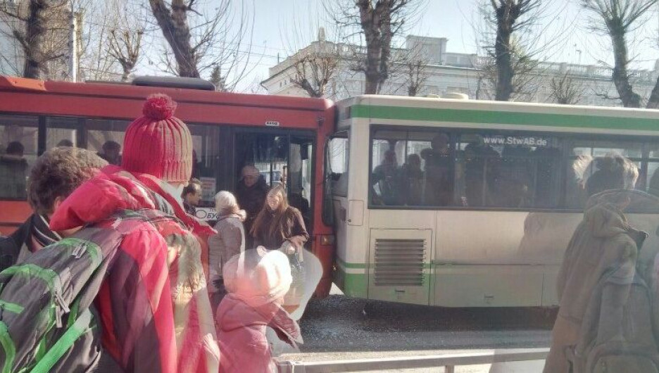 Два автобуса столкнулись на проспекте Ленина. 21 марта 2017 года.