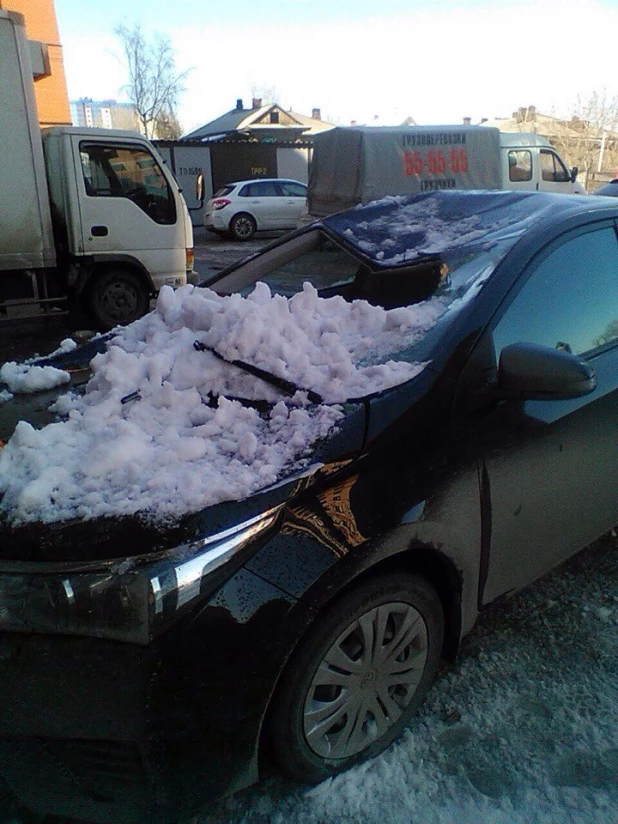 Снег упал на иномарку рядом с Покровским собором.