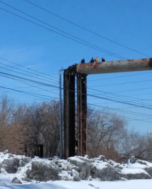 В Новосибирске подростки делали селфи на трубе.