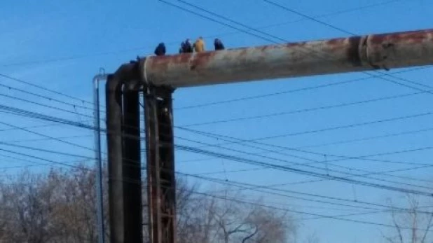 В Новосибирске подростки делали селфи на трубе.