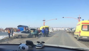 В Барнауле на Гоньбинском тракте столкнулись автомобили. 