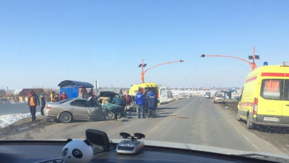 В Барнауле на Гоньбинском тракте столкнулись автомобили. 