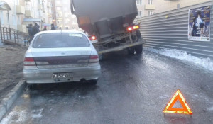 В Бийске мусоровоз задел легковй автомобиль, припаркованный в проезде.