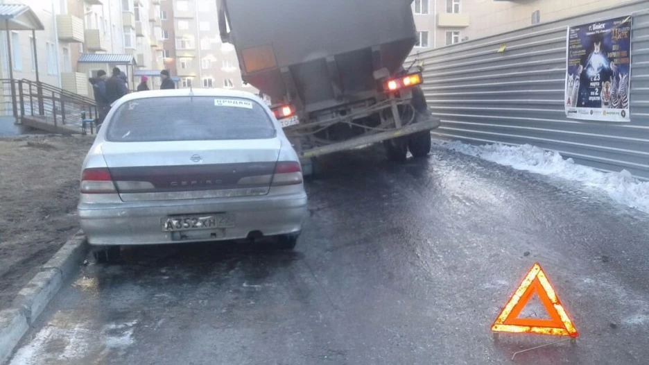 В Бийске мусоровоз задел легковй автомобиль, припаркованный в проезде.