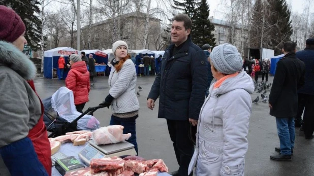 Мэр Барнаула с подчиненными в выходной день объехал город