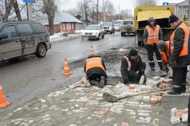 Мэр Барнаула с подчиненными в выходной день объехал город