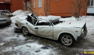 В Бийске глыба льда упала на автомобиль.
