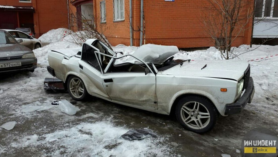 В Бийске глыба льда упала на автомобиль.