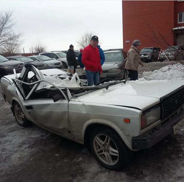 В Бийске глыба льда упала на автомобиль.