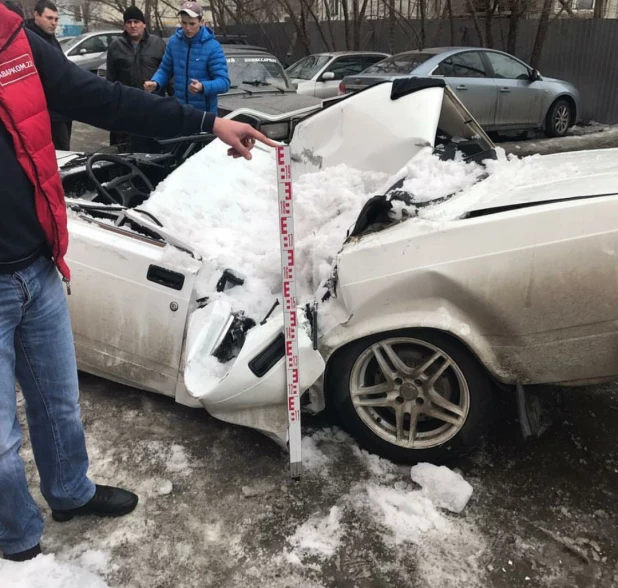 В Бийске глыба льда упала на автомобиль.