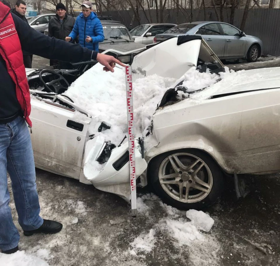 Фотофакты. В Бийске глыба льда разломила пополам автомобиль