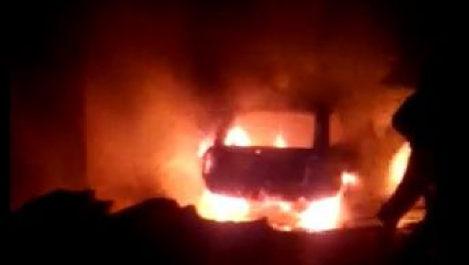В баранульских гаражах сгорели две машины. 27 марта 2017 года.