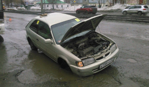 В Барнауле автомобиль провалился в яму на дороге