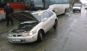 В Барнауле автомобиль провалился в яму на дороге