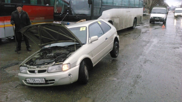 В Барнауле автомобиль провалился в яму на дороге