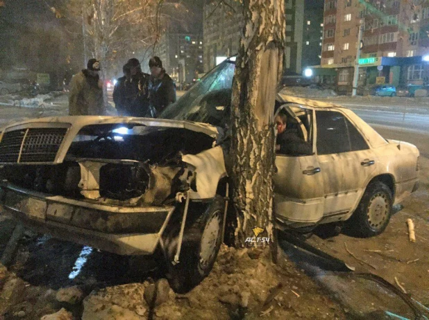 В Новосибирске Mercedes врезался в берёзу.