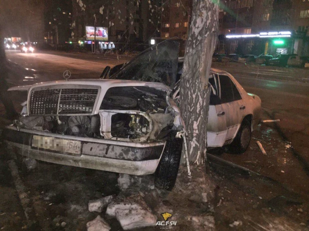 В Новосибирске Mercedes врезался в берёзу.