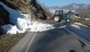 В Горном Алтае на дороги сходят снежные лавины.