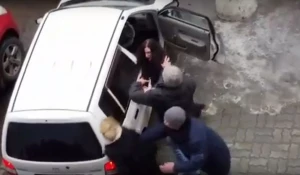 В Барнауле на стоянке подрались девушки. 27 марта 2017 года.