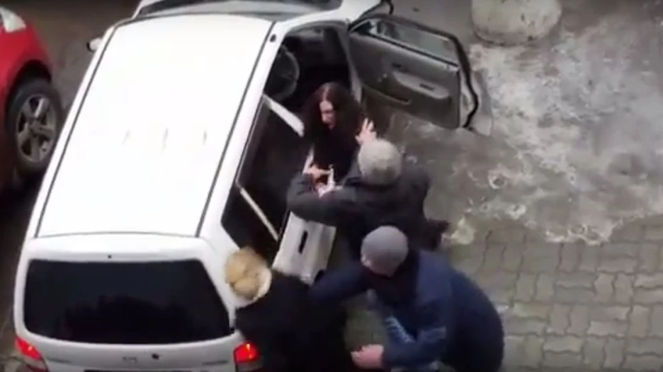 В Барнауле на стоянке подрались девушки. 27 марта 2017 года.