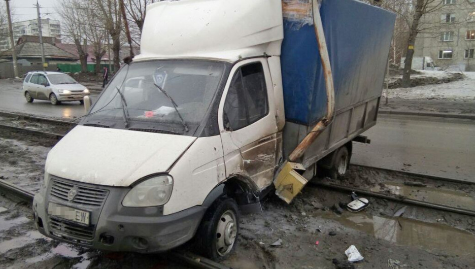 В Новосибирске загорелся вылетевший на трамвайные пути грузовик. 27 марта 2017 года.