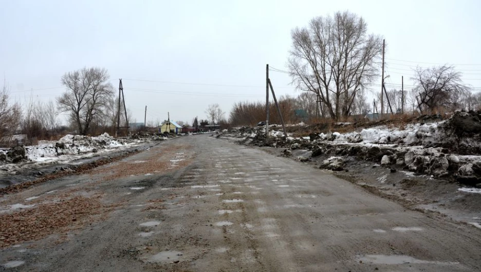 В поселке Ильича засыпали щебнем улицу.