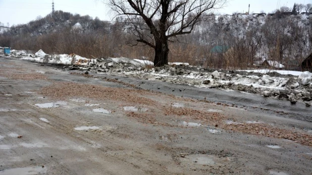 В поселке Ильича засыпали щебнем улицу.