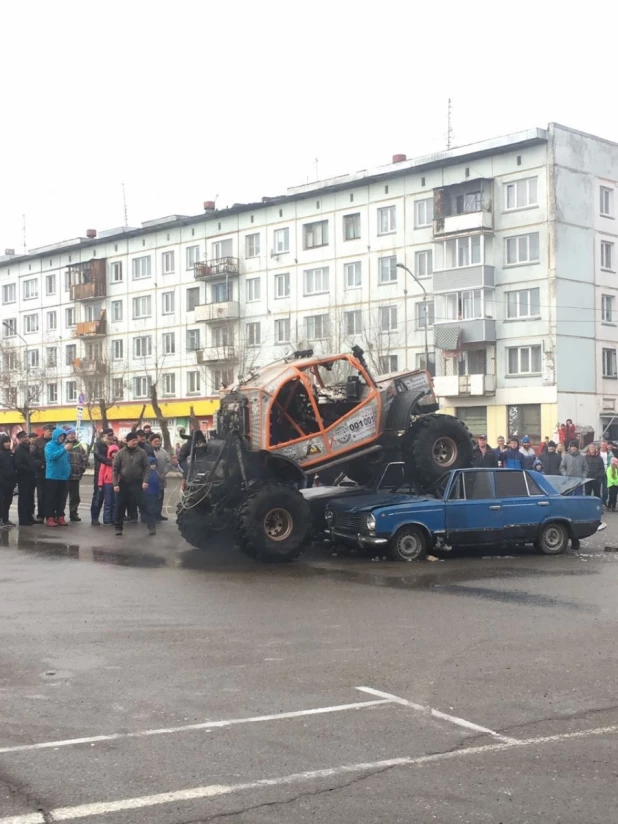 В Бийске внедорожники раздавили "Жигули" перед публикой