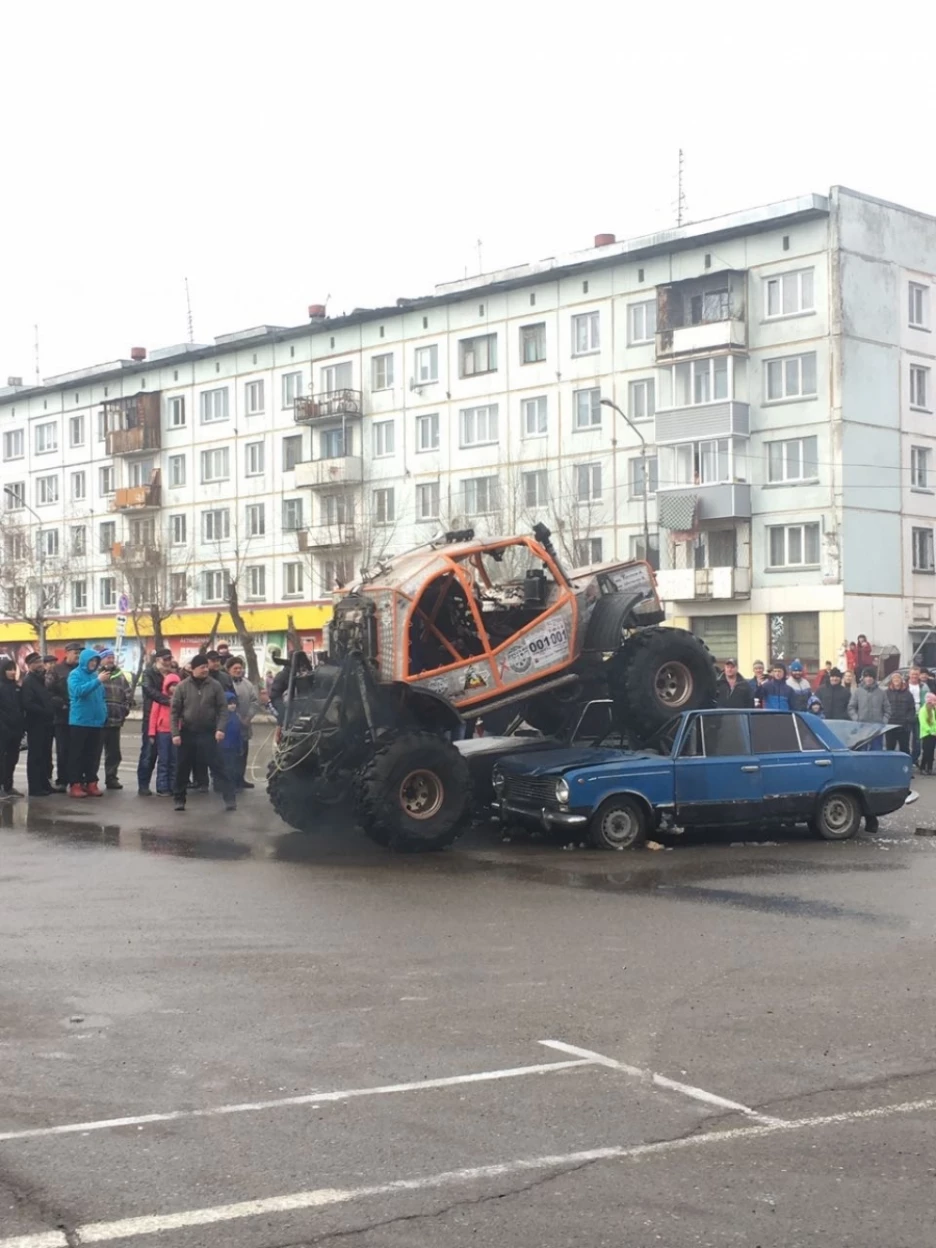 Видео и фотофакты. В Бийске внедорожники раздавили 