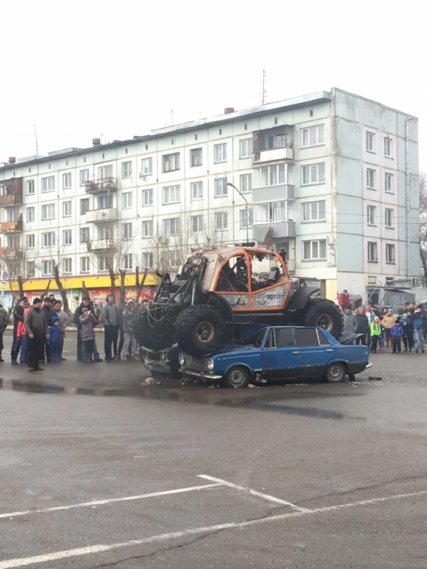 В Бийске внедорожники раздавили "Жигули" перед публикой