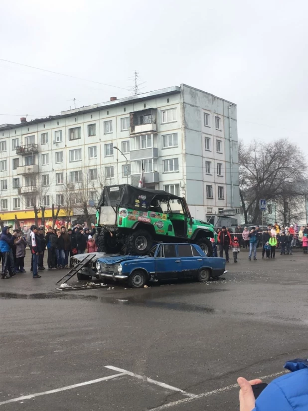 В Бийске внедорожники раздавили "Жигули" перед публикой