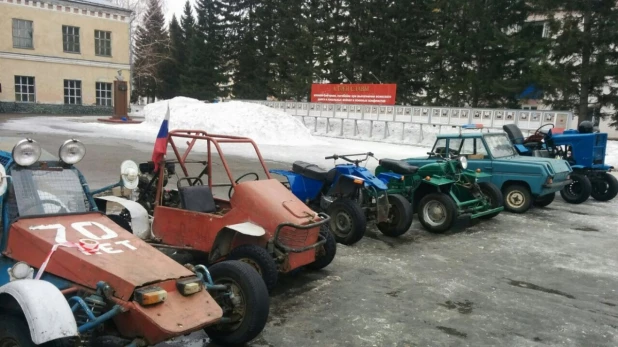 В Бийске внедорожники раздавили "Жигули" перед публикой