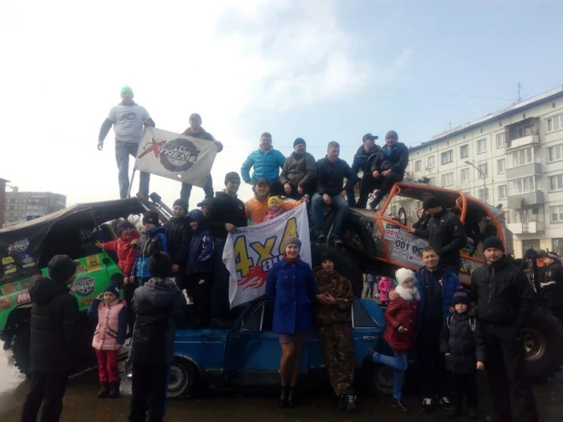 В Бийске внедорожники раздавили "Жигули" перед публикой