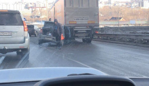 В Барнауле столкнулись фура и два легковых автомобиля