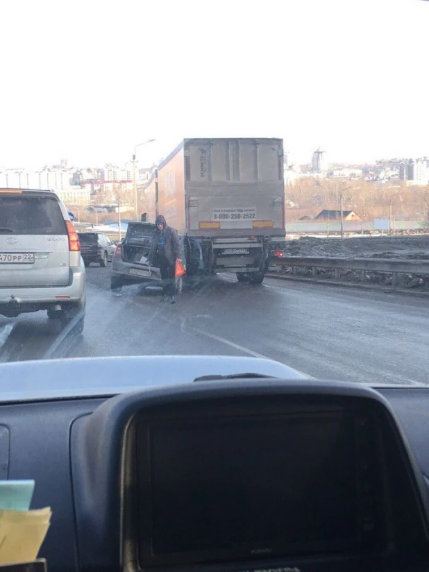 В Барнауле столкнулись фура и два легковых автомобиля