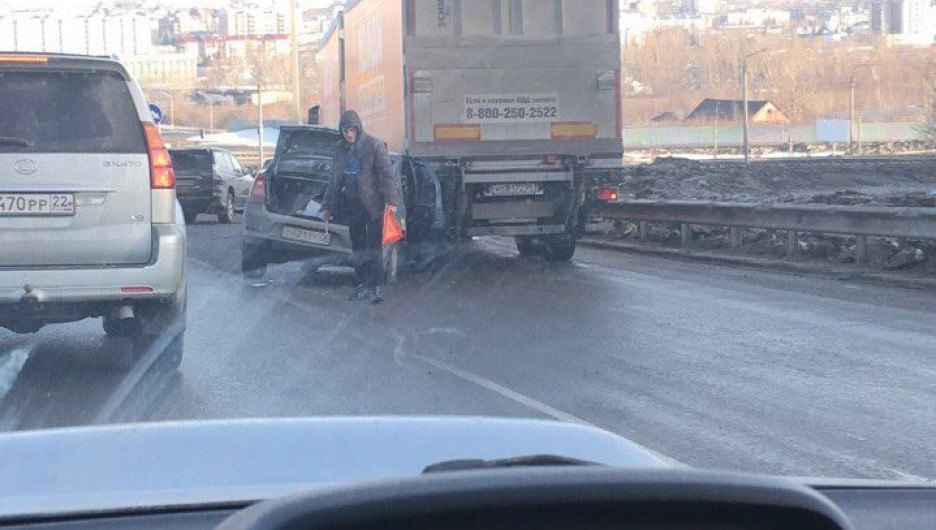 В Барнауле столкнулись фура и два легковых автомобиля