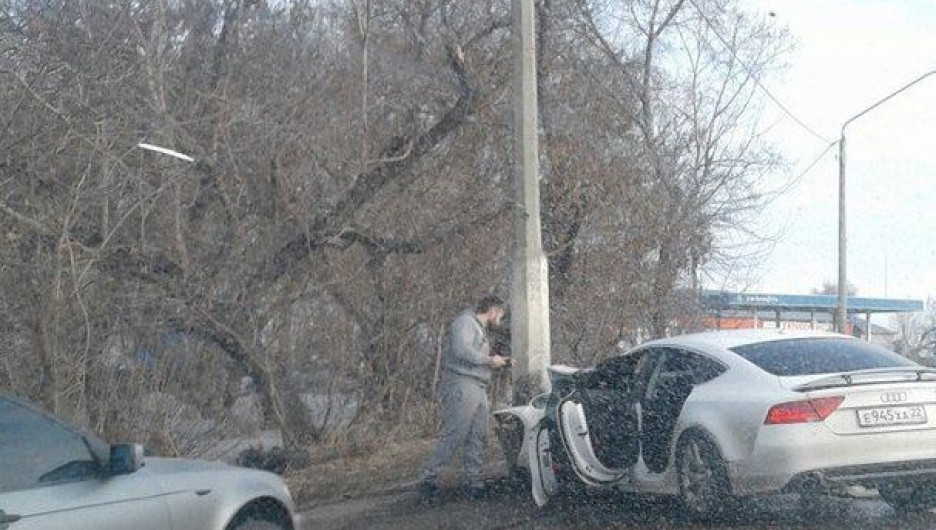 В Барнауле Audi протаранила столб