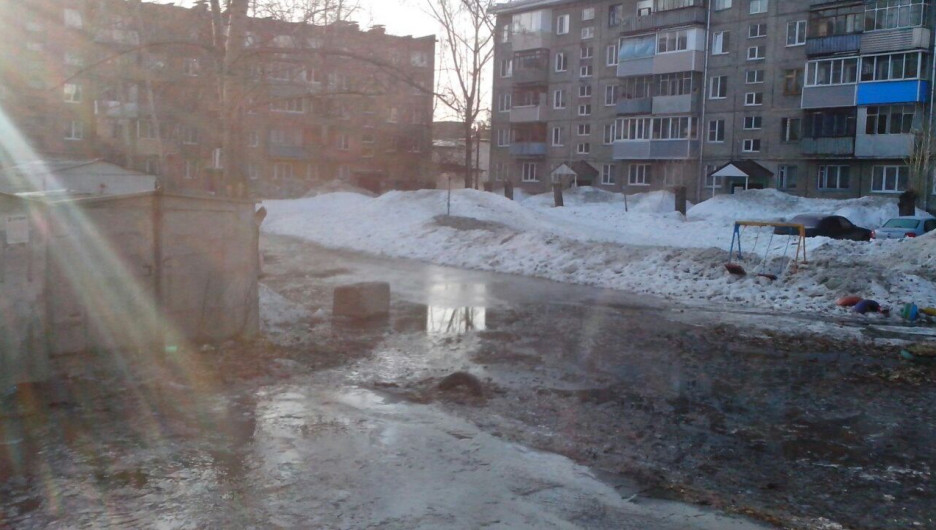 В Барнауле фонтан из под земли затопил один из дворов