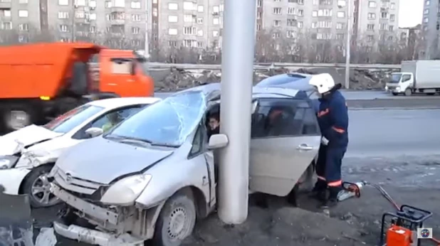 В Новосибирске Toyota "обняла" столб после удара о Volkswagen