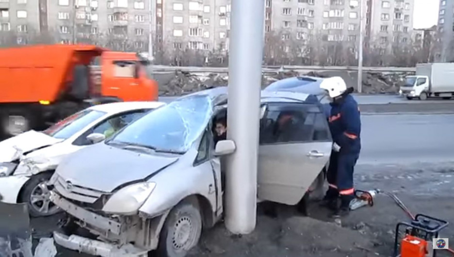 В Новосибирске Toyota "обняла" столб после удара о Volkswagen