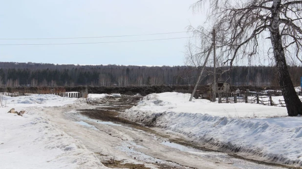 Жители поселка Промышленный готовятся к худшему в паводок 