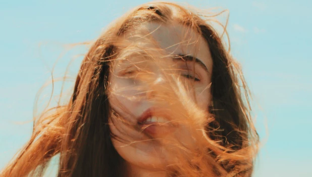 Девушка. Ветер.